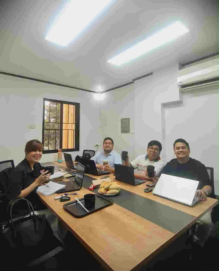 Wrapping up the final details of the flight session. Wrapping up the final details of the flight session.